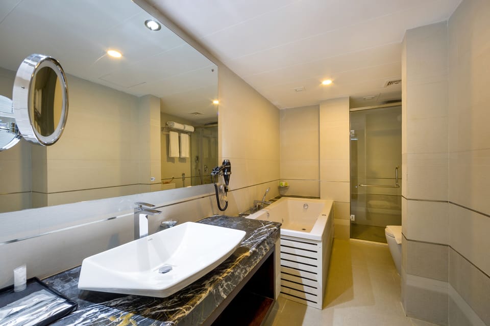Royal Suite | Bathroom | Shower, free toiletries, hair dryer, slippers
