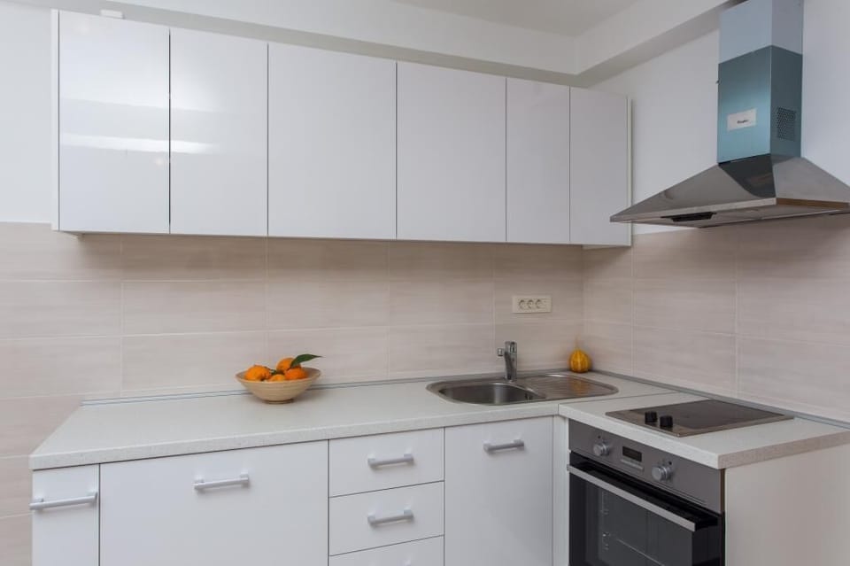 Studio (Studio Apartment with Balcony) | Private kitchen | Fridge