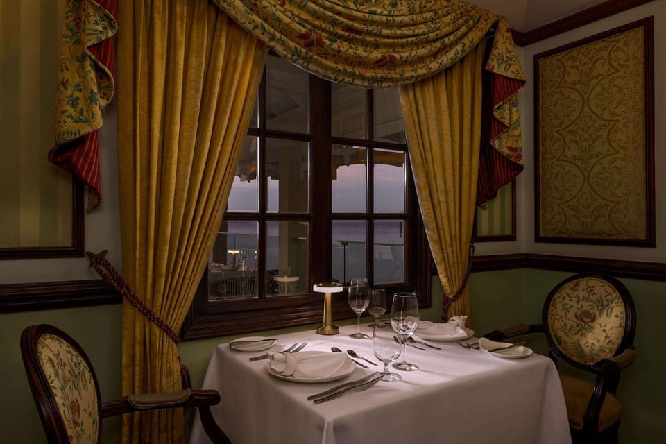 5 restaurants; breakfast, lunch, and dinner served