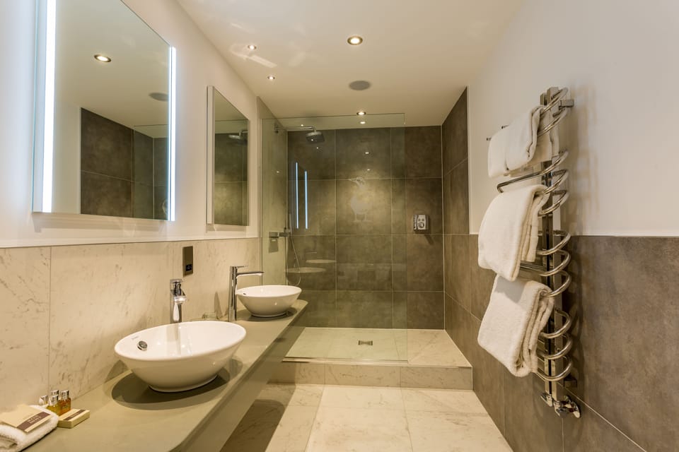 Family Room | Bathroom | Free toiletries, hair dryer, bathrobes, slippers