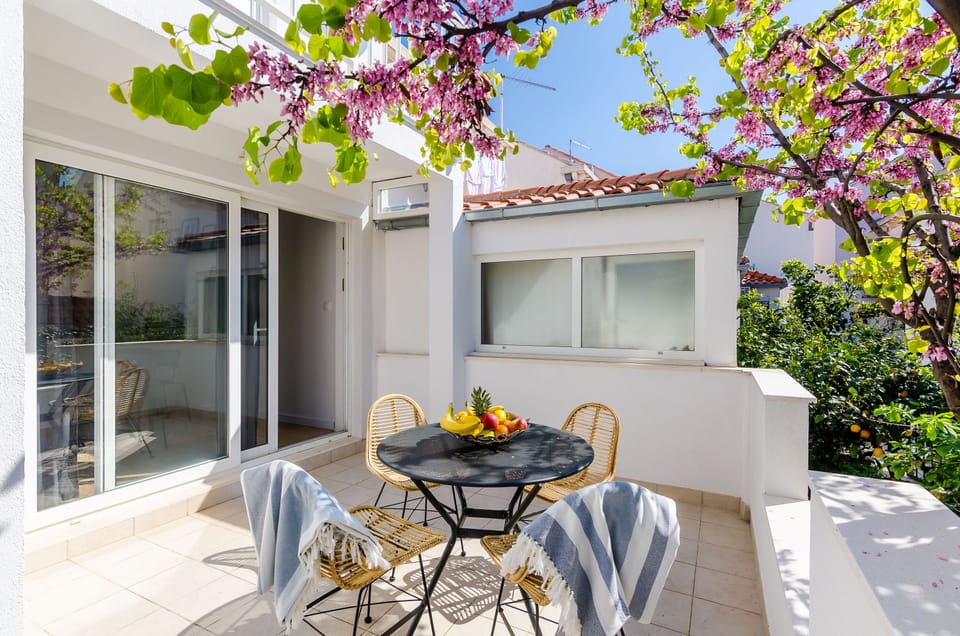 Apartment (Triplex Three-Bedroom Apartment with ) | Terrace/patio