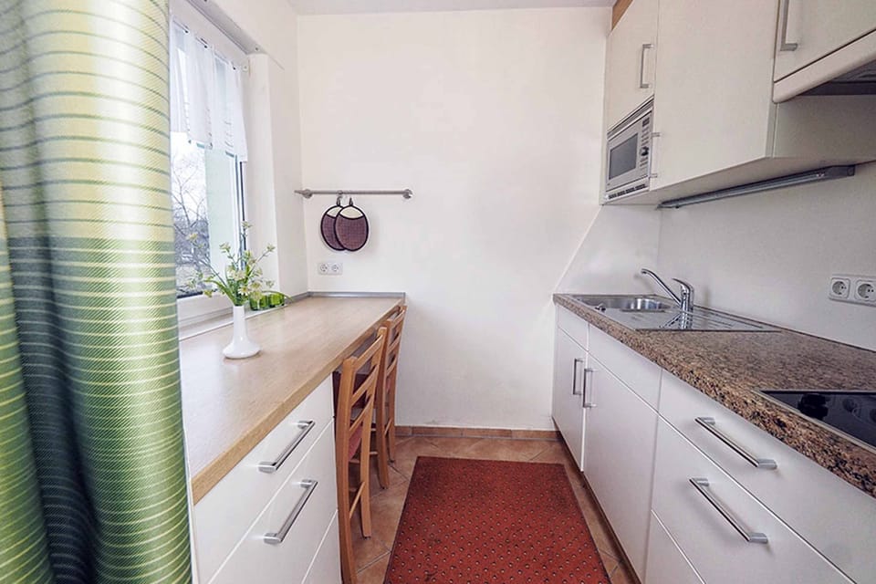 Double Room | Private kitchen | Coffee/tea maker, electric kettle, toaster, cookware/dishes/utensils