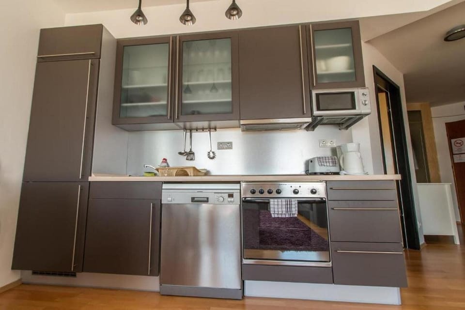 Private kitchen | Oven, stovetop, toaster, cookware/dishes/utensils