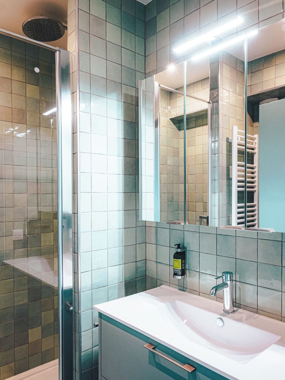Appartement Confort avec Balcon | Bathroom | Free toiletries, hair dryer, bathrobes, towels