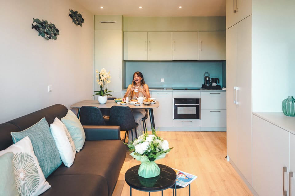 Appartement Confort avec Balcon | Private kitchen | Coffee/tea maker, electric kettle