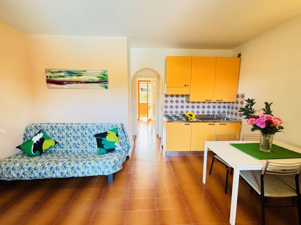 Apartment, 2 Bedrooms, Balcony, Pool View | Living room