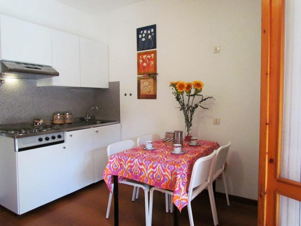 Apartment, 2 Bedrooms, Patio, Garden View | Dining room