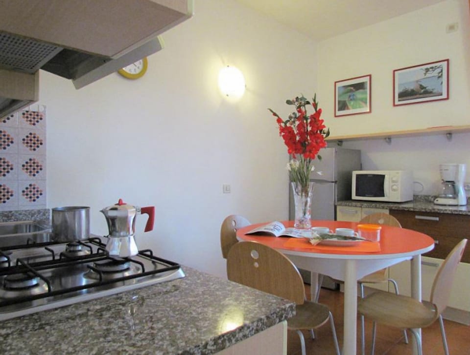 Apartment, 2 Bedrooms, Balcony, Pool View | Dining room