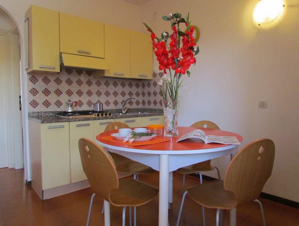 Apartment, 2 Bedrooms, Balcony, Pool View | Dining room