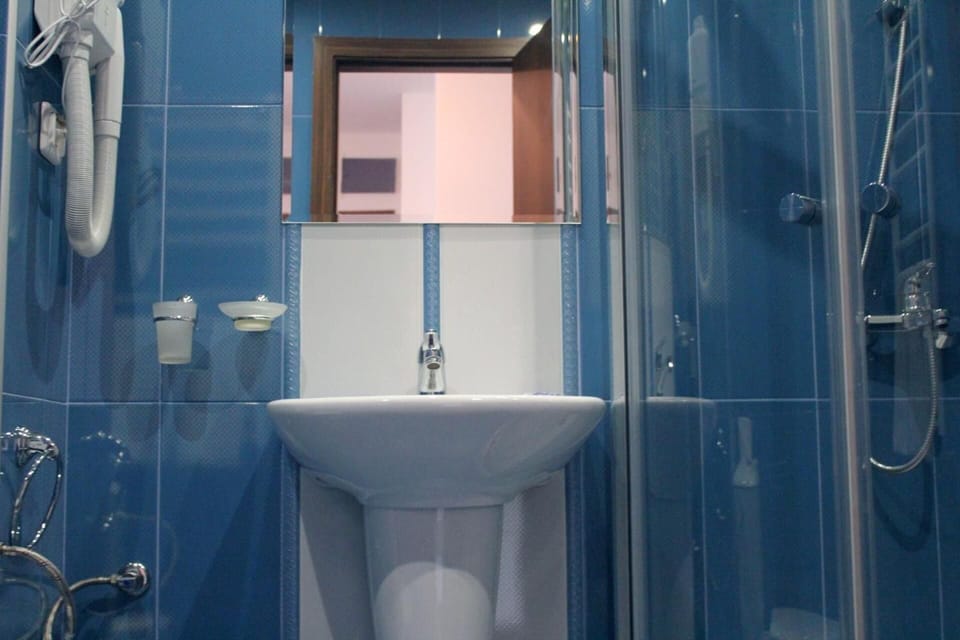 Shower, free toiletries, hair dryer, towels
