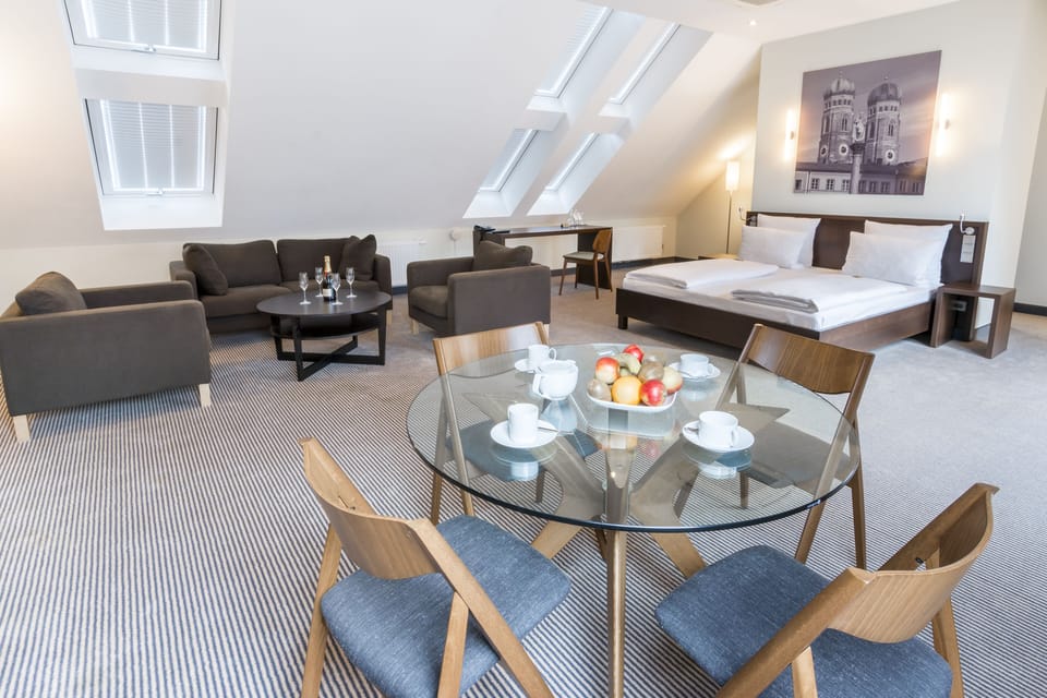 Suite, Kitchenette | Living area | 81-cm flat-screen TV with satellite channels, TV