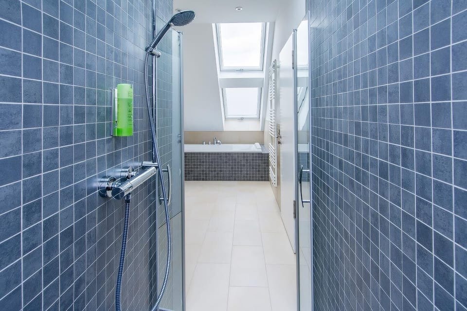 Suite, Kitchenette | Deep soaking bathtub
