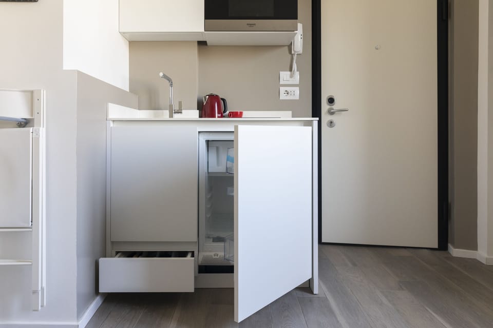 Deluxe Studio | Mini-refrigerator