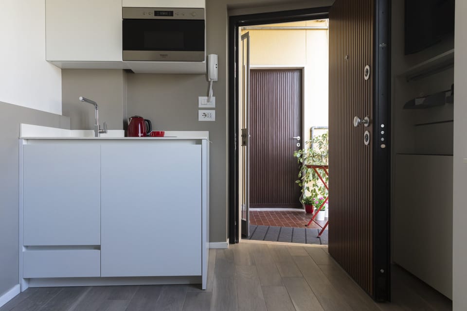 Deluxe Studio | Private kitchenette | Mini-fridge, microwave, oven, stovetop