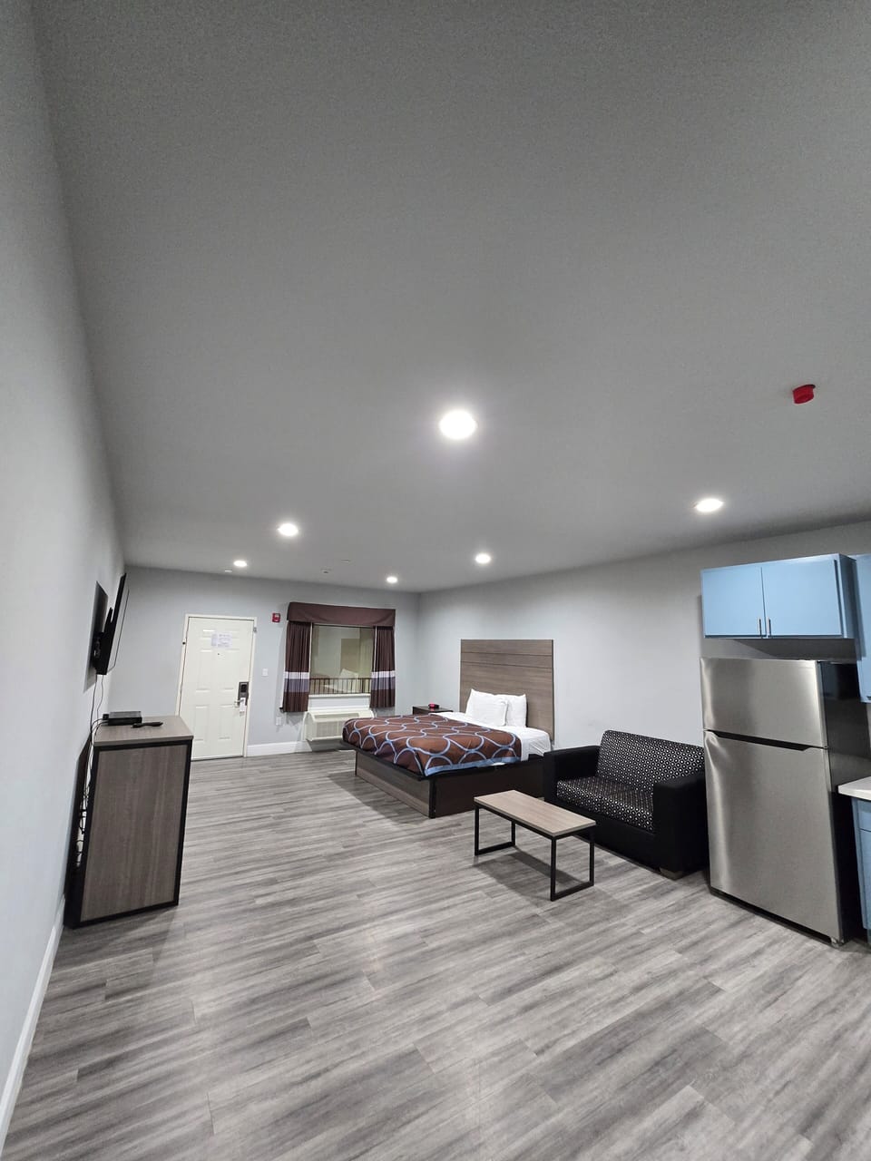Premium Studio Suite | Premium bedding, desk, blackout drapes, WiFi (free)