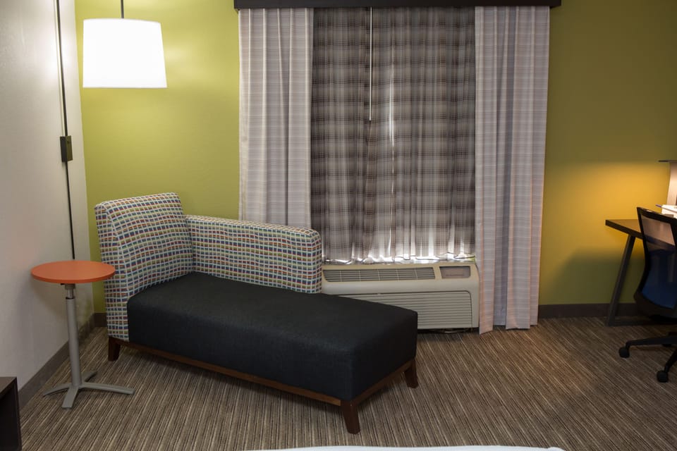 Standard Room, 1 King Bed, Accessible (Communications) | In-room safe, desk, blackout drapes, iron/ironing board