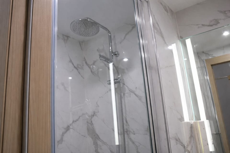 Chambre lit jumeaux twin | Bathroom | Free toiletries, hair dryer, towels, soap