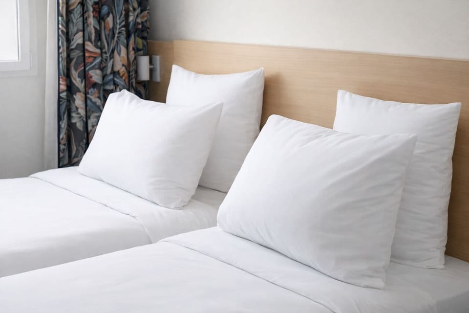 Chambre lit jumeaux twin | Hypo-allergenic bedding, Select Comfort beds, in-room safe