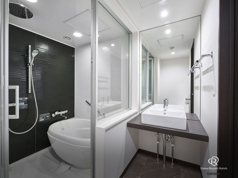 Combined shower/tub, hydromassage showerhead, free toiletries