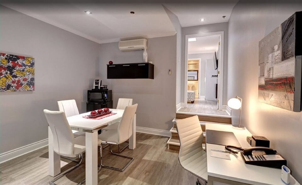 Classic Suite, 1 King Bed | Living area | 32-inch flat-screen TV with cable channels, TV