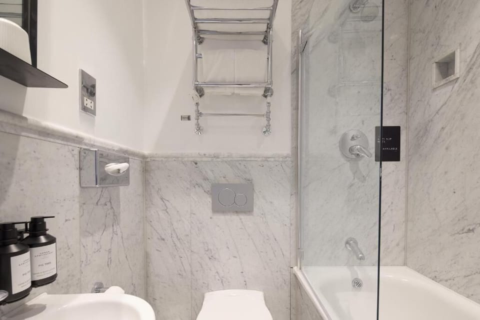 Deluxe Room (Newly refurbished) | Bathroom | Shower, designer toiletries, hair dryer, towels
