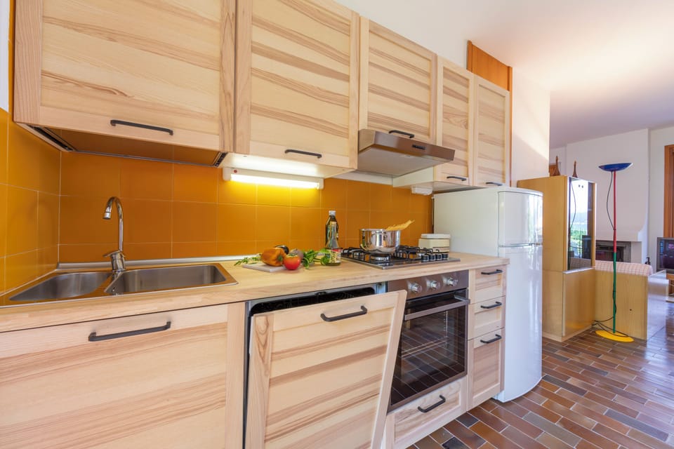Family Townhome, 2 Bedrooms, 2 Bathrooms, Mountainside (Sunset in Ranco: Lakeview Townhouse) | Private kitchen | Dining table