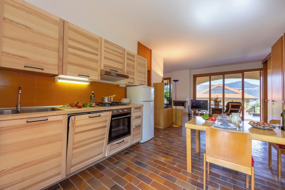 Family Townhome, 2 Bedrooms, 2 Bathrooms, Mountainside (Sunset in Ranco: Lakeview Townhouse) | Private kitchen | Dining table