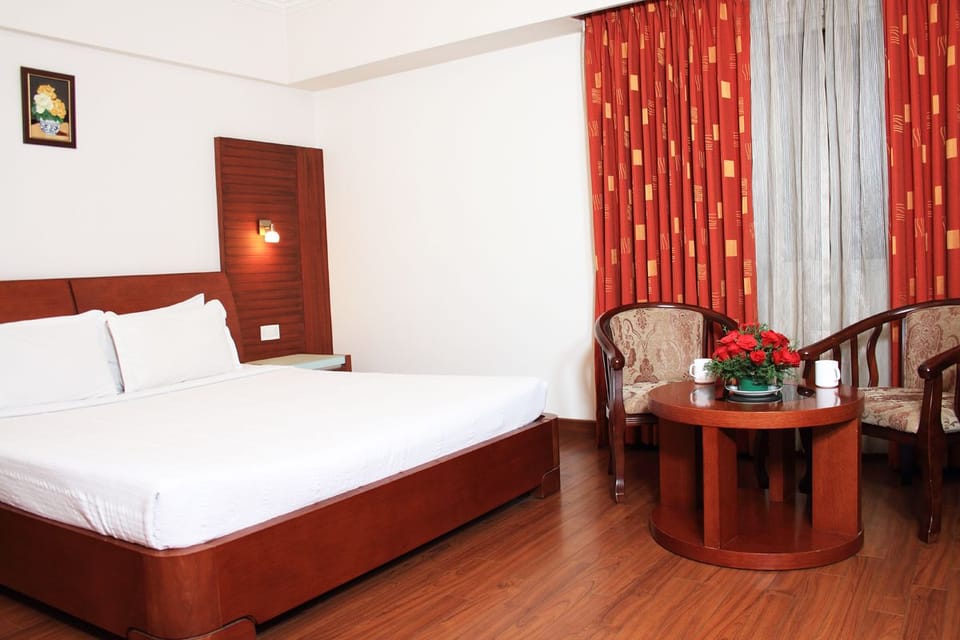 Classic Room | Minibar, in-room safe, individually decorated, desk