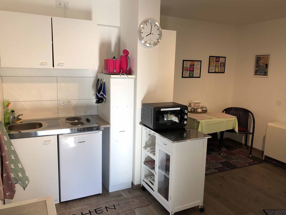 Apartment | Private kitchen | Fridge, oven, stovetop, coffee/tea maker