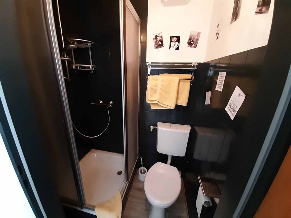 Double Room, Balcony | Bathroom | Shower, hair dryer