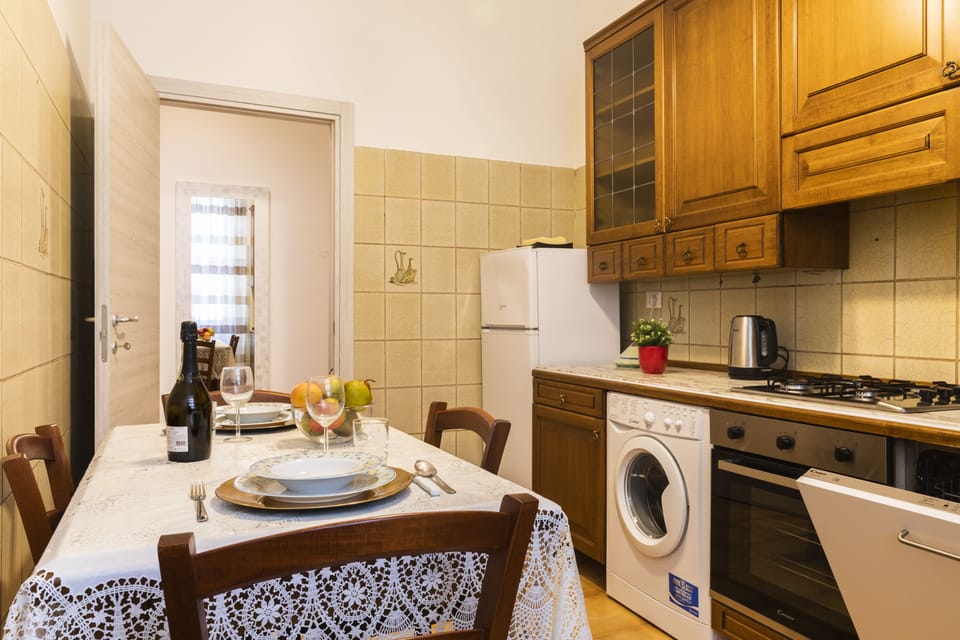 Classic Apartment | Private kitchen | Electric kettle, cookware/dishes/utensils
