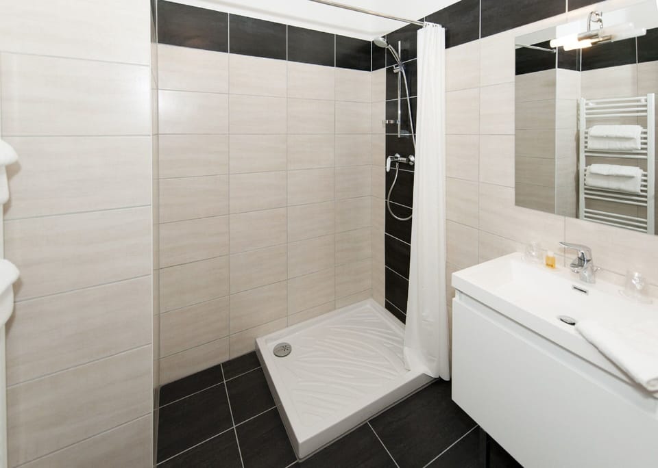 Shower, free toiletries, towels