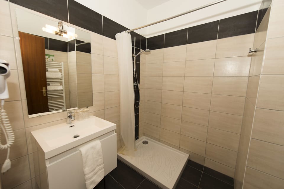 Shower, free toiletries, towels