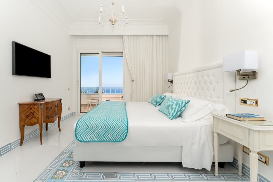 Minibar, in-room safe, individually decorated, individually furnished