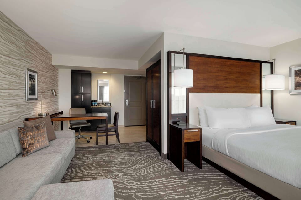 Premium bedding, in-room safe, iron/ironing board, free WiFi