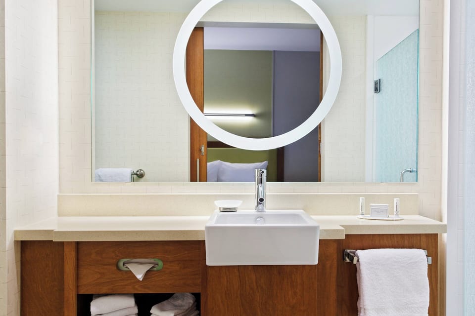 Combined shower/tub, free toiletries, hair dryer, towels