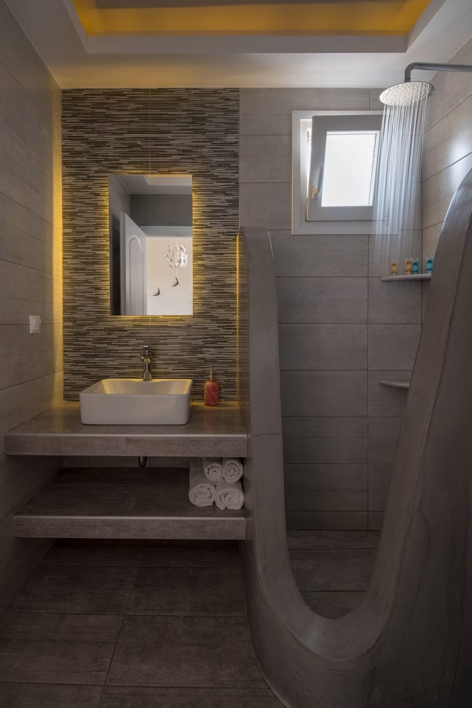 Apartment | Bathroom | Shower, free toiletries, hair dryer, slippers