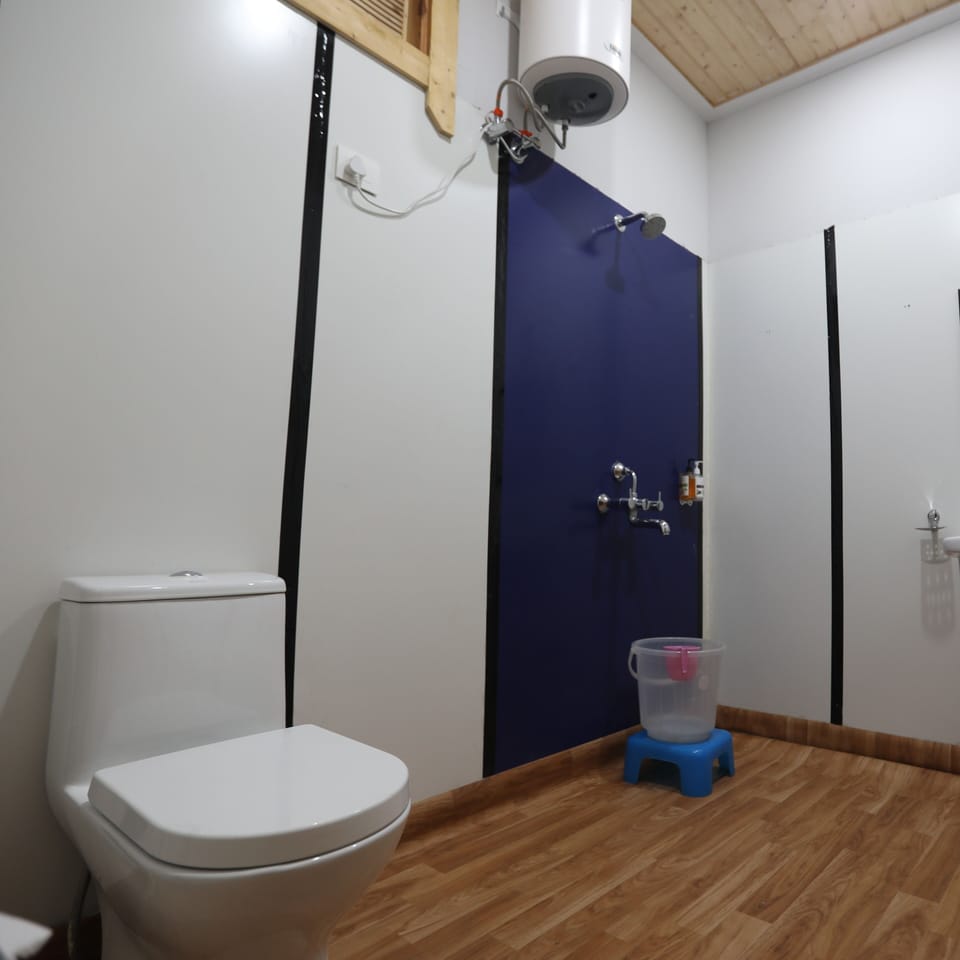 Shower, free toiletries, towels