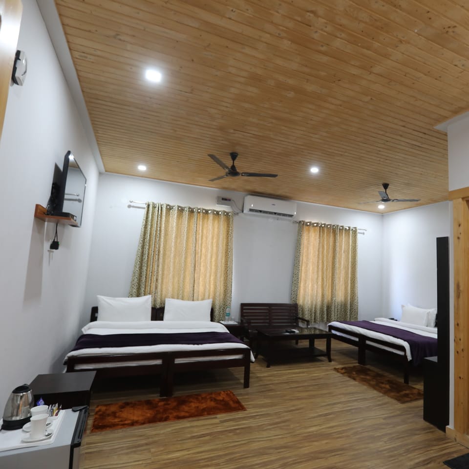 Family Room | Iron/ironing board, bed sheets