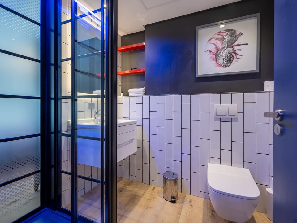 Executive Room | Bathroom | Shower, rainfall showerhead, hair dryer, towels