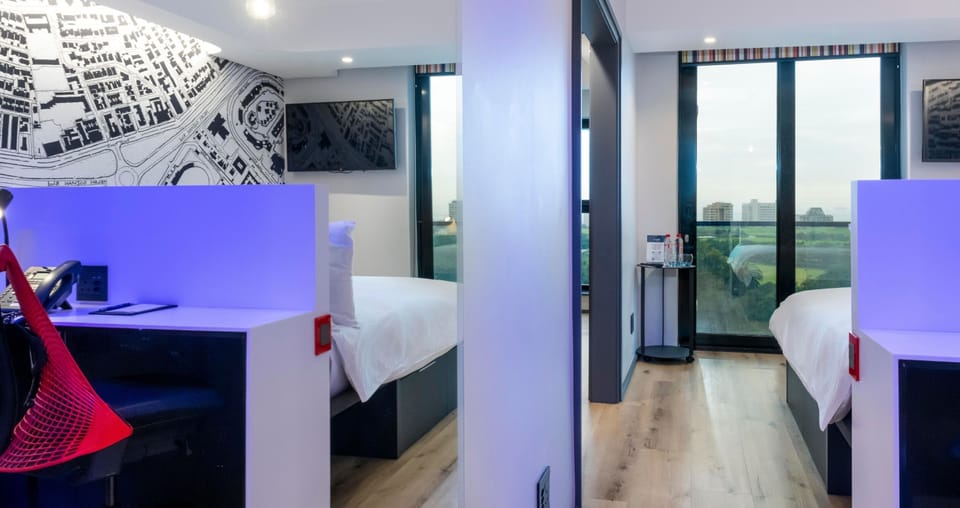 Standard Twin Room | In-room safe, desk, laptop workspace, soundproofing