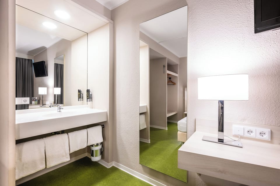 Standard Twin Room | Bathroom | Shower, hair dryer, towels