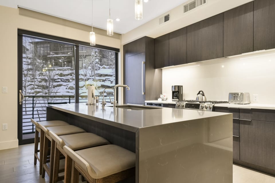 Condo, 3 Bedrooms | Private kitchen | Fridge, oven, coffee/tea maker, toaster