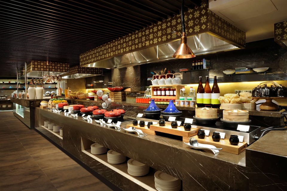 2 restaurants; breakfast, lunch, dinner, and brunch served