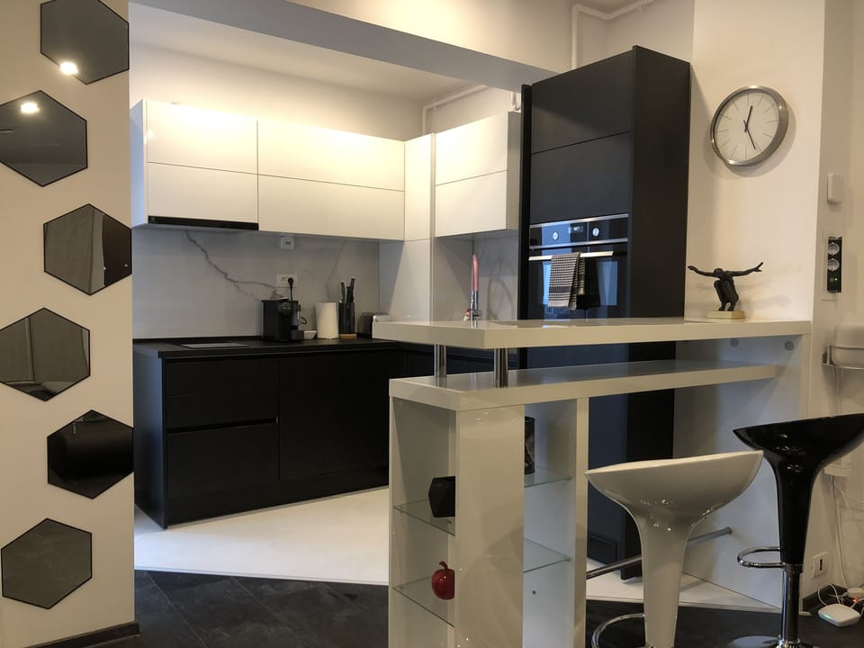 Signature Apartment | Living area | 55-inch LED TV with cable channels, TV, Netflix