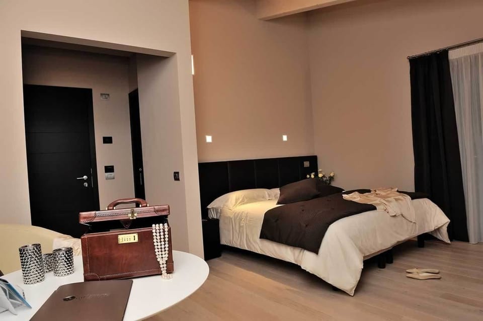 Junior Suite | In-room safe, blackout drapes, free WiFi, bed sheets