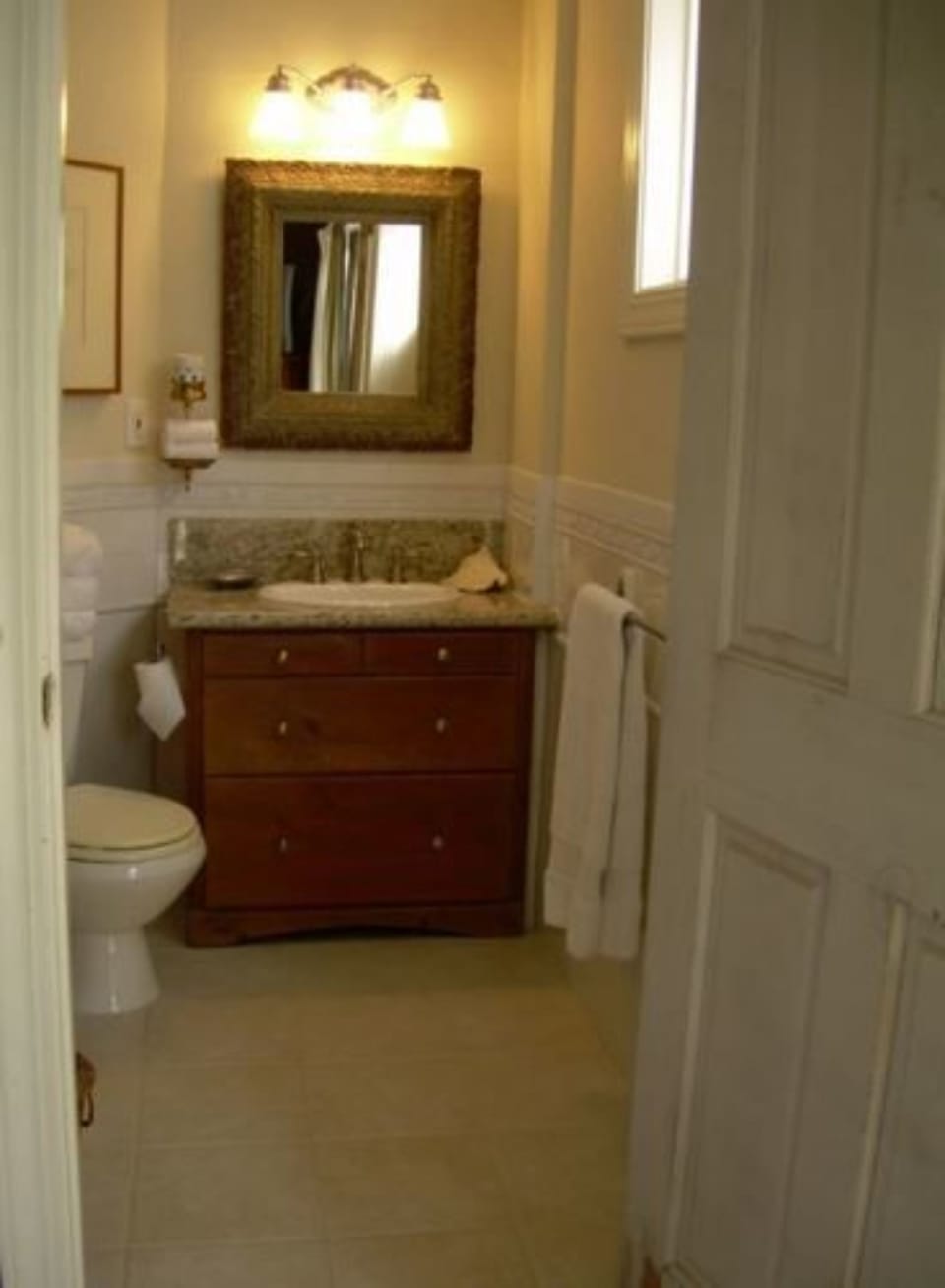 Standard Queen Guest Room | Bathroom | Shower, towels