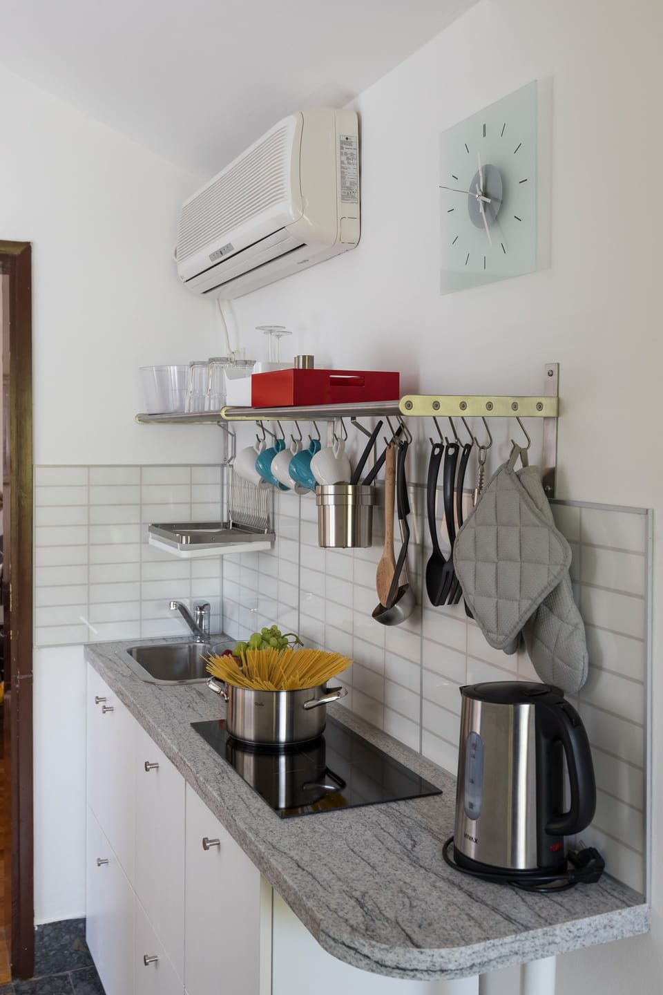 Apartment (Apartment Dubo - One Bedroom Apartmen) | Private kitchenette | Fridge, microwave, stovetop, electric kettle
