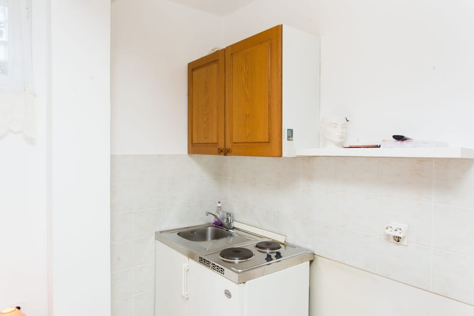 Studio (Studio Apartment) | Private kitchenette | Fridge