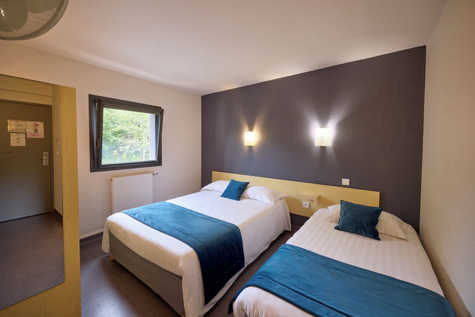 Triple Room | Desk, blackout drapes, soundproofing, cribs/infant beds